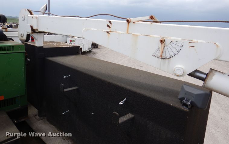 image for item IN9893 1996 International 4700  utility / service truck