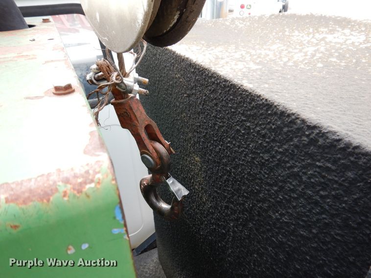 image for item IN9893 1996 International 4700  utility / service truck