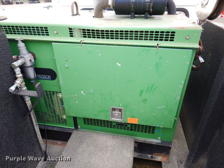 image for item IN9893 1996 International 4700  utility / service truck