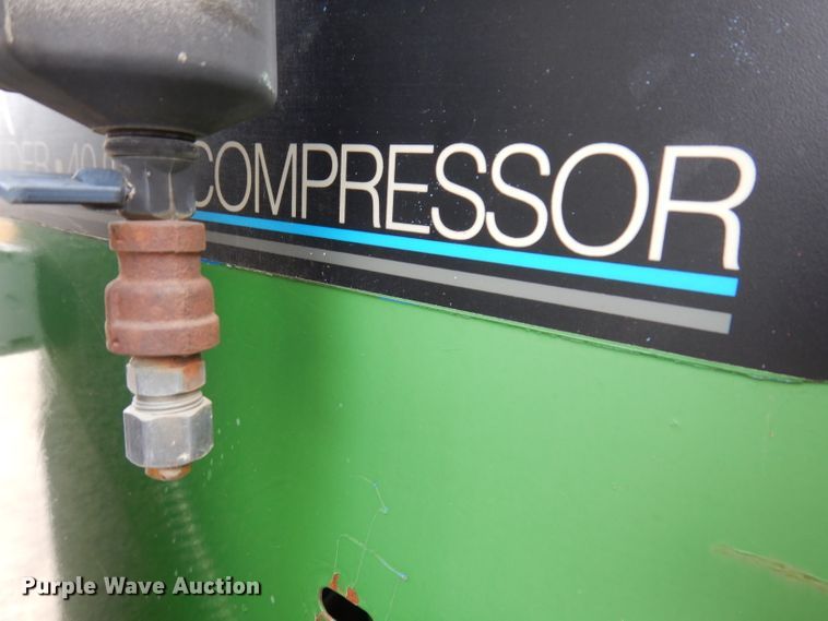 image for item IN9893 1996 International 4700  utility / service truck