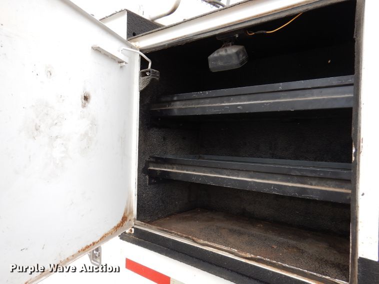 image for item IN9893 1996 International 4700  utility / service truck