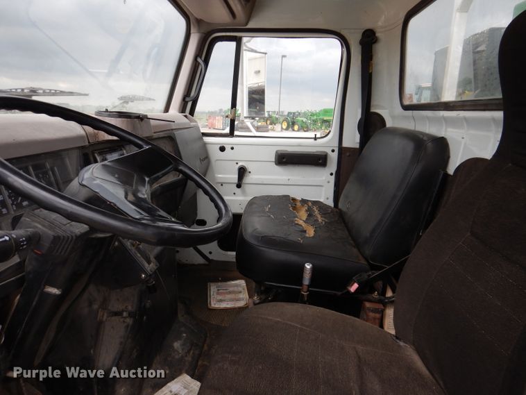 image for item IN9893 1996 International 4700  utility / service truck