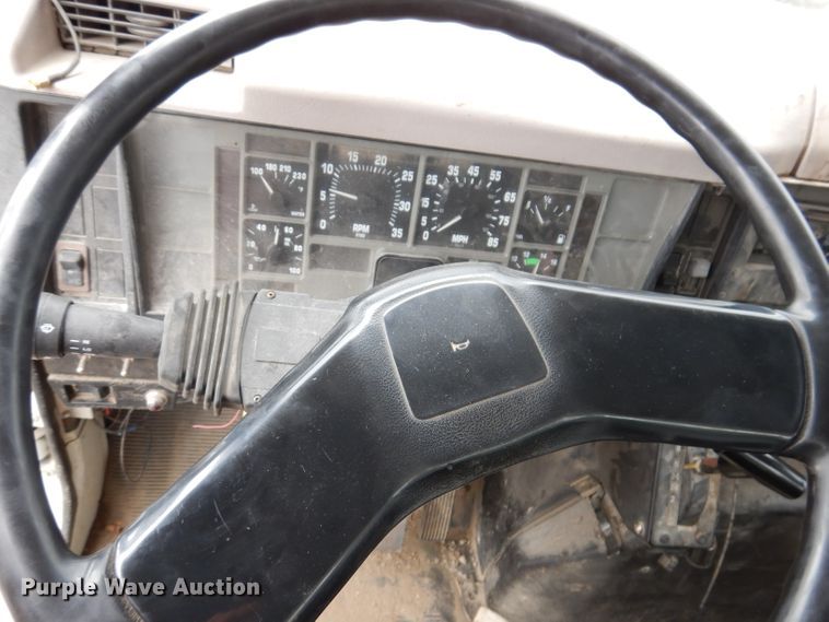 image for item IN9893 1996 International 4700  utility / service truck