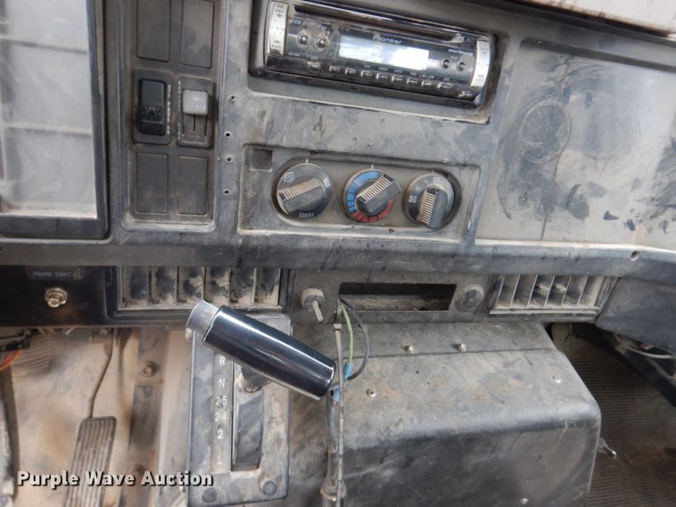 image for item IN9893 1996 International 4700  utility / service truck