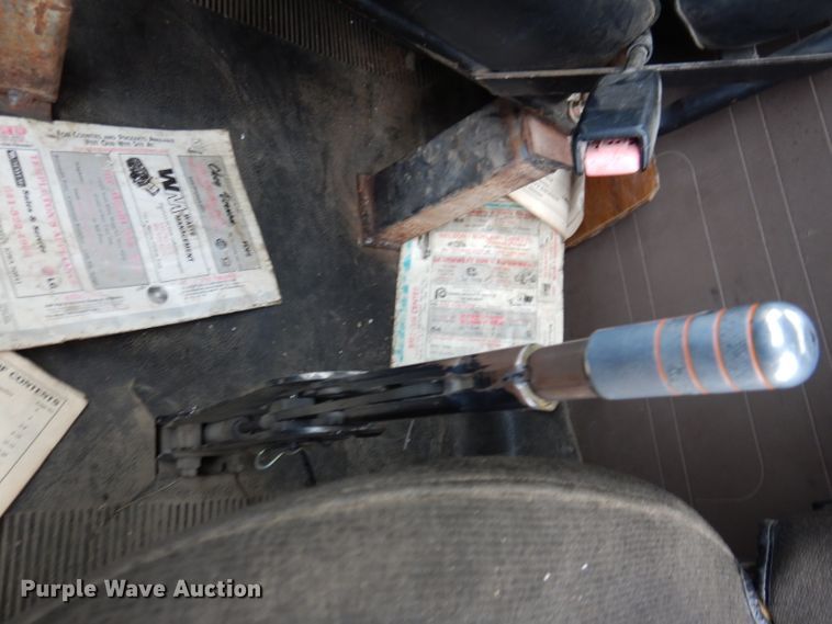 image for item IN9893 1996 International 4700  utility / service truck