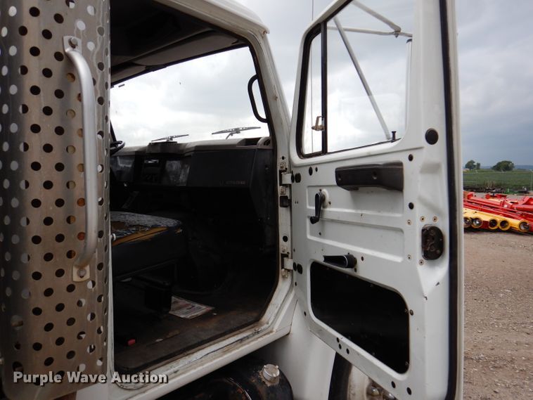 image for item IN9893 1996 International 4700  utility / service truck