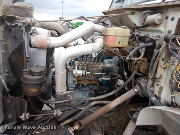 image for item IN9893 1996 International 4700  utility / service truck