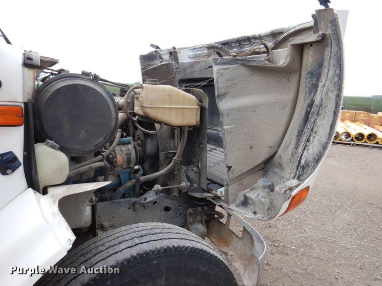 image for item IN9893 1996 International 4700  utility / service truck