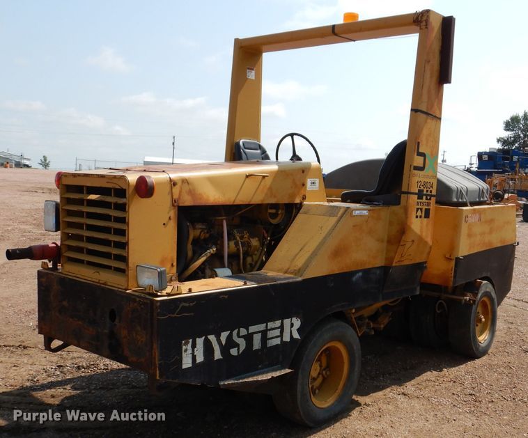 image for item IN9904 Hyster C530A  pneumatic roller