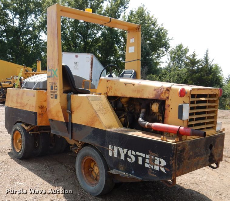 image for item IN9904 Hyster C530A  pneumatic roller