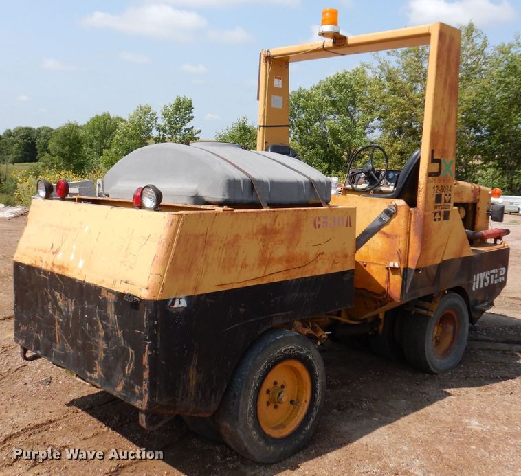 image for item IN9904 Hyster C530A  pneumatic roller