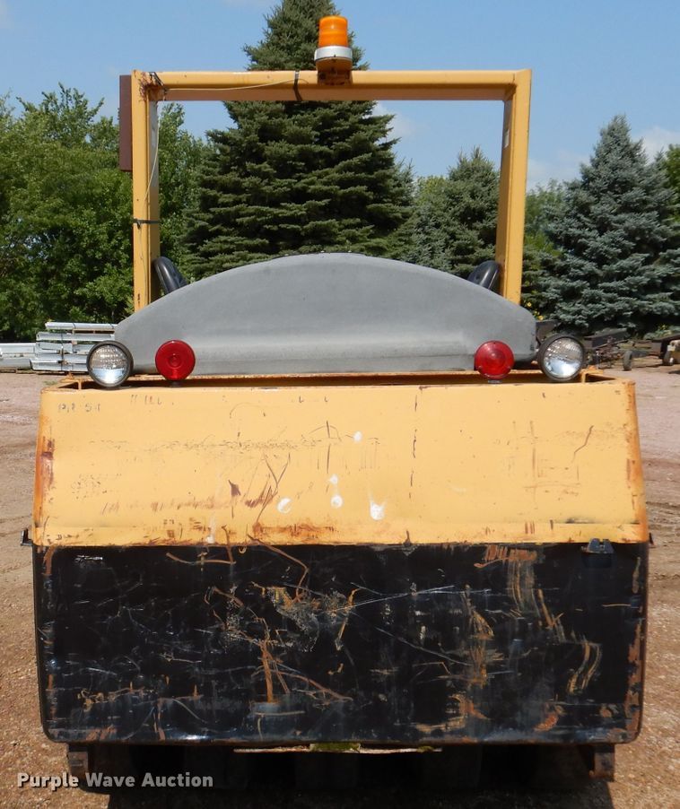 image for item IN9904 Hyster C530A  pneumatic roller