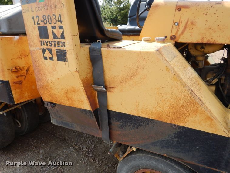 image for item IN9904 Hyster C530A  pneumatic roller