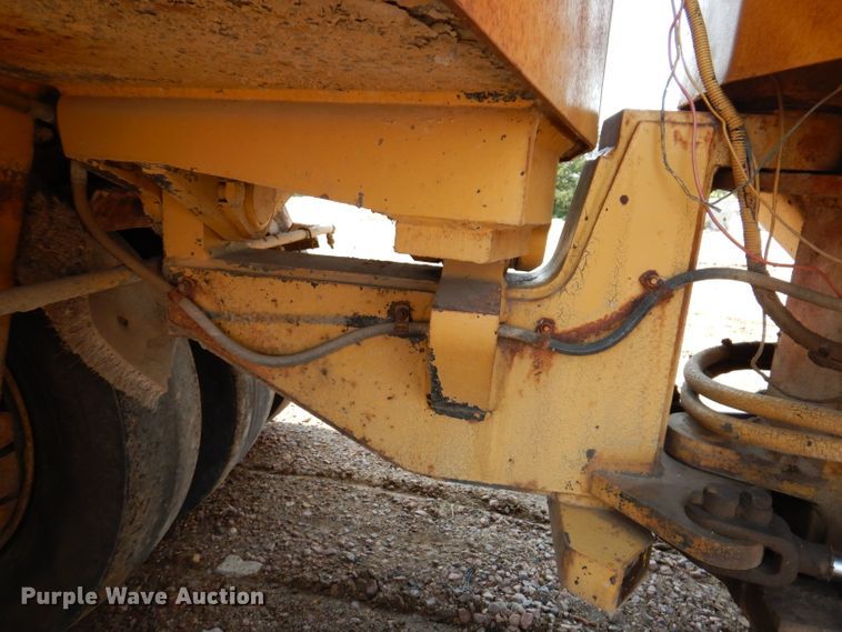 image for item IN9904 Hyster C530A  pneumatic roller