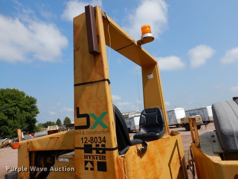 image for item IN9904 Hyster C530A  pneumatic roller