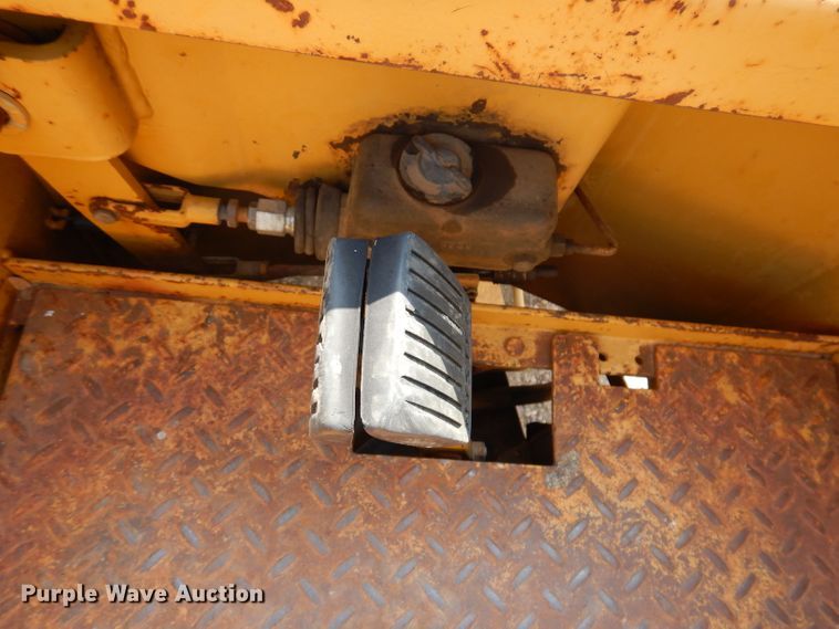 image for item IN9904 Hyster C530A  pneumatic roller