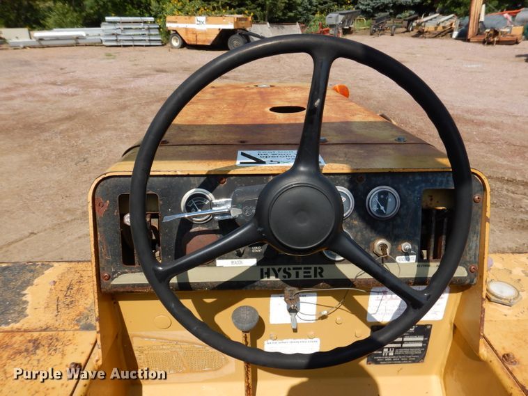 image for item IN9904 Hyster C530A  pneumatic roller