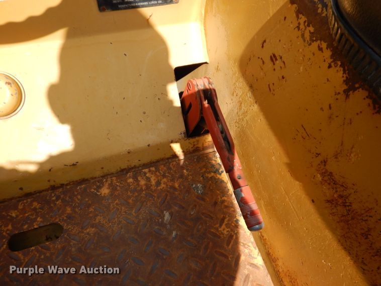 image for item IN9904 Hyster C530A  pneumatic roller