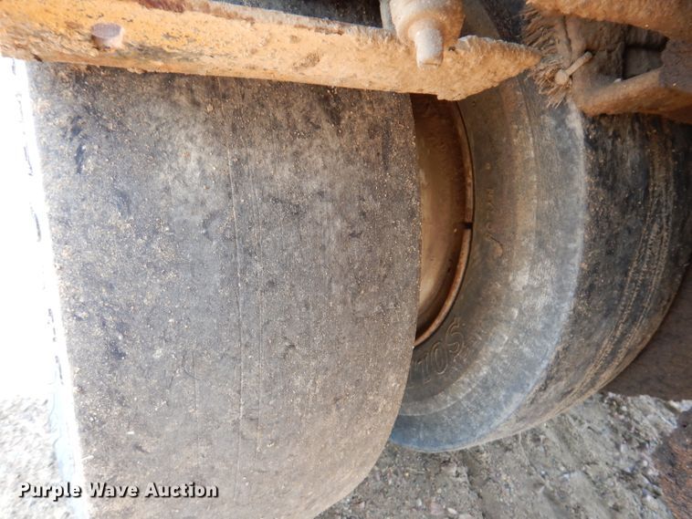 image for item IN9904 Hyster C530A  pneumatic roller