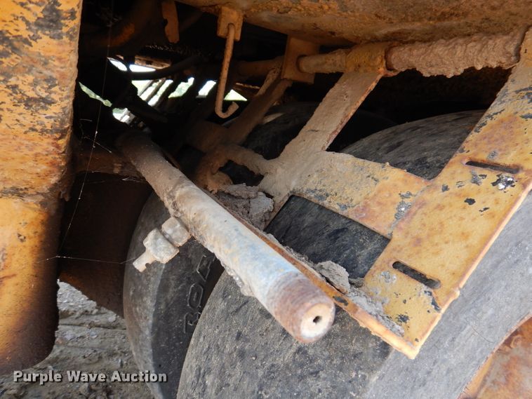 image for item IN9904 Hyster C530A  pneumatic roller