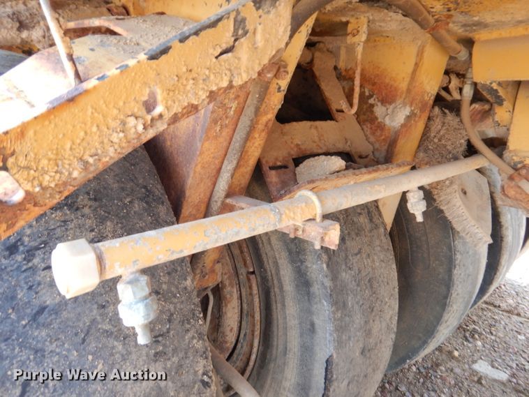 image for item IN9904 Hyster C530A  pneumatic roller