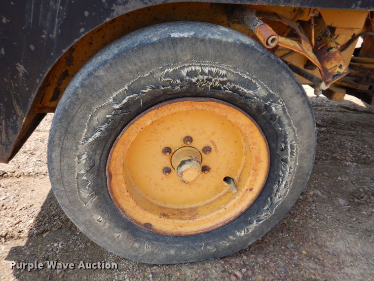 image for item IN9904 Hyster C530A  pneumatic roller