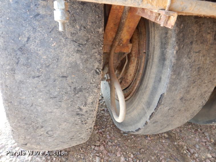 image for item IN9904 Hyster C530A  pneumatic roller