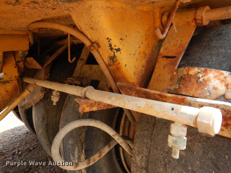 image for item IN9904 Hyster C530A  pneumatic roller