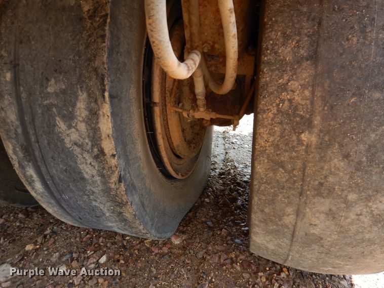 image for item IN9904 Hyster C530A  pneumatic roller