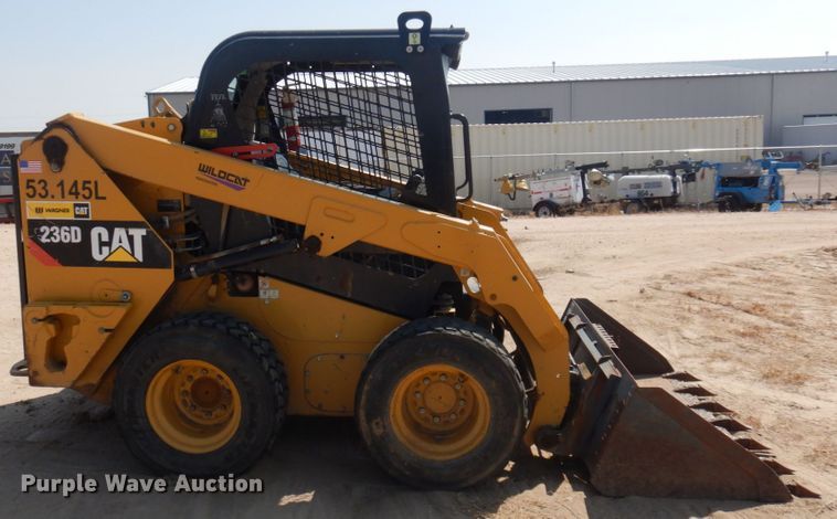 image for item IP9530 2014 Caterpillar 236D  skid steer loader