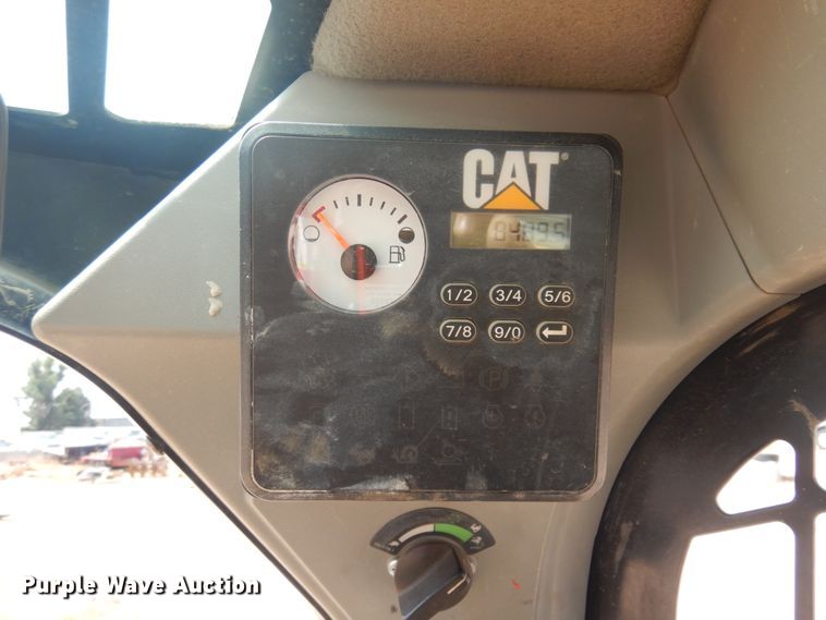 image for item IP9530 2014 Caterpillar 236D  skid steer loader