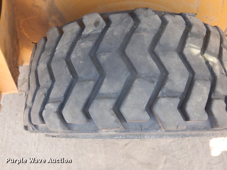 image for item IP9530 2014 Caterpillar 236D  skid steer loader