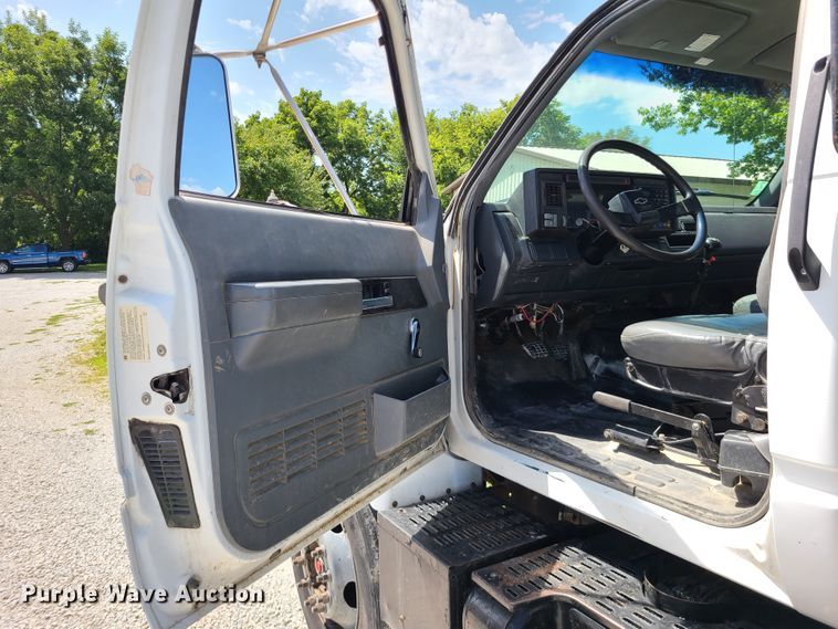 image for item IU9331 1998 Chevrolet C7500  flatbed truck