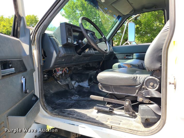 image for item IU9331 1998 Chevrolet C7500  flatbed truck