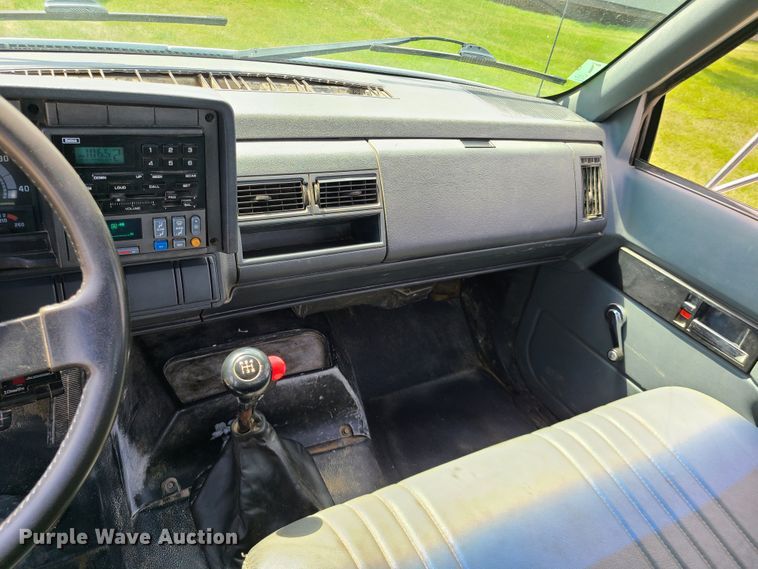 image for item IU9331 1998 Chevrolet C7500  flatbed truck