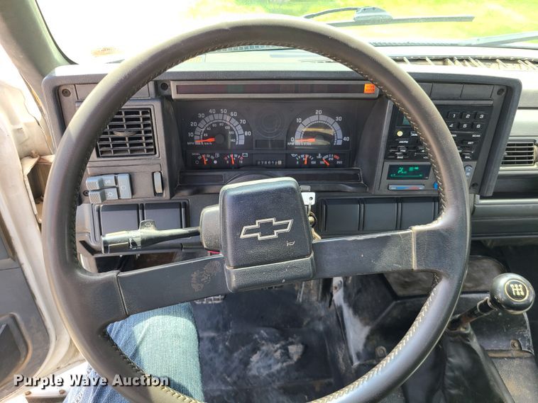 image for item IU9331 1998 Chevrolet C7500  flatbed truck