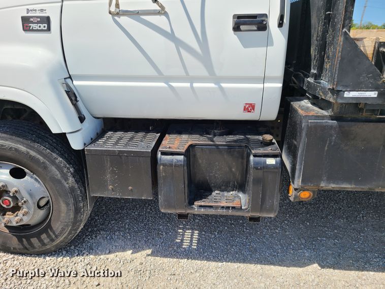 image for item IU9331 1998 Chevrolet C7500  flatbed truck