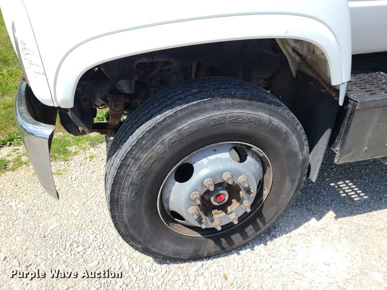 image for item IU9331 1998 Chevrolet C7500  flatbed truck