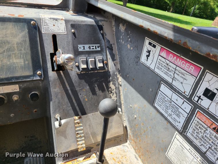 image for item IU9333 1996 Gehl Dynalift 553  telehandler