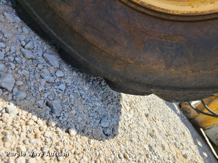 image for item IU9333 1996 Gehl Dynalift 553  telehandler