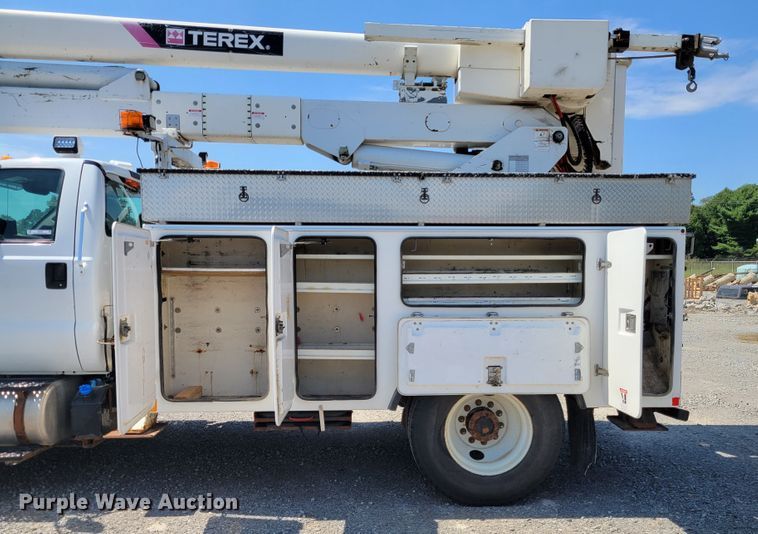 image for item JI9443 2011 Ford F750 Super Duty XLT  bucket truck