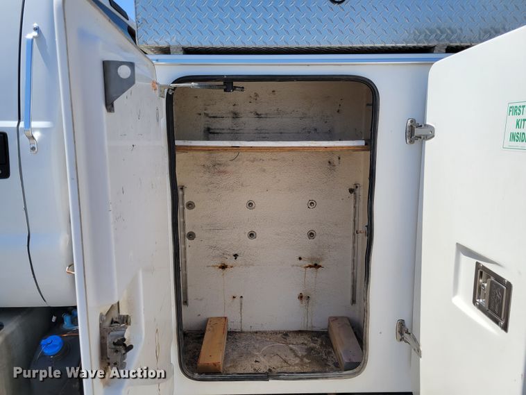 image for item JI9443 2011 Ford F750 Super Duty XLT  bucket truck