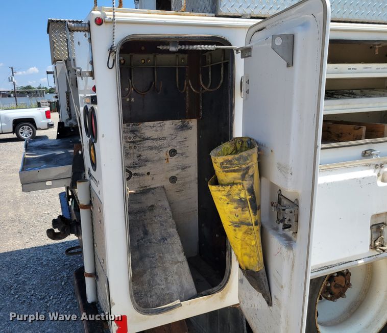 image for item JI9443 2011 Ford F750 Super Duty XLT  bucket truck