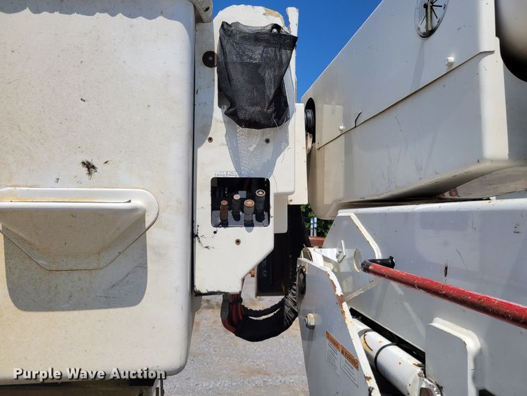 image for item JI9443 2011 Ford F750 Super Duty XLT  bucket truck