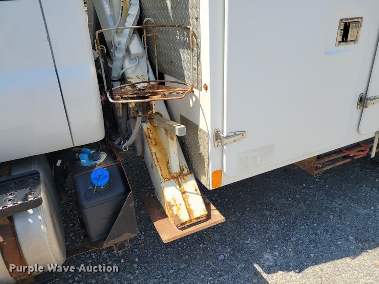 image for item JI9443 2011 Ford F750 Super Duty XLT  bucket truck