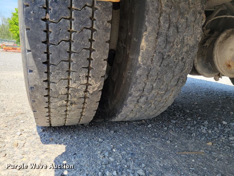 image for item JI9443 2011 Ford F750 Super Duty XLT  bucket truck