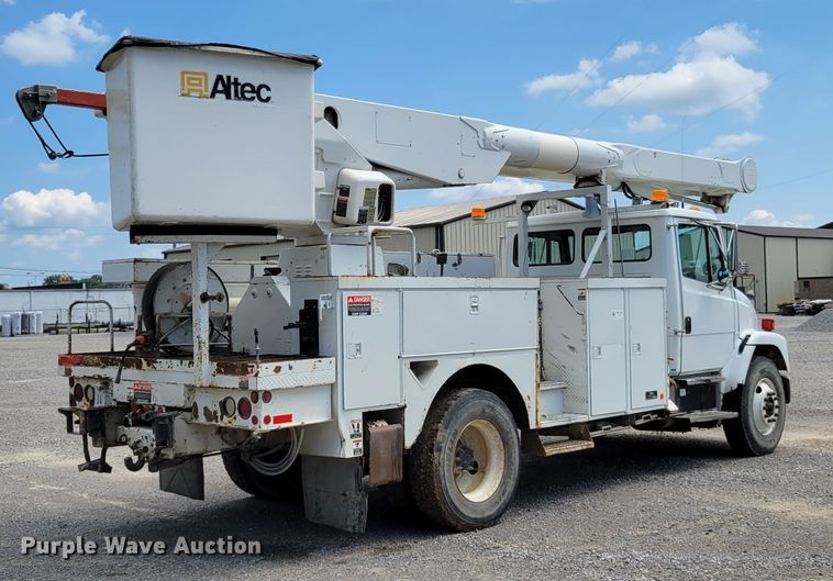 image for item JI9444 2001 Freightliner FL70  bucket truck