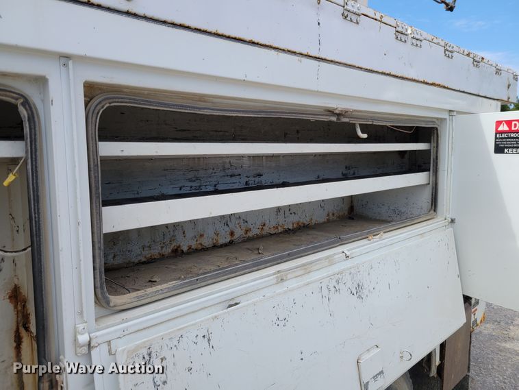 image for item JI9444 2001 Freightliner FL70  bucket truck