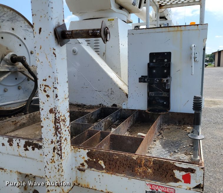 image for item JI9444 2001 Freightliner FL70  bucket truck