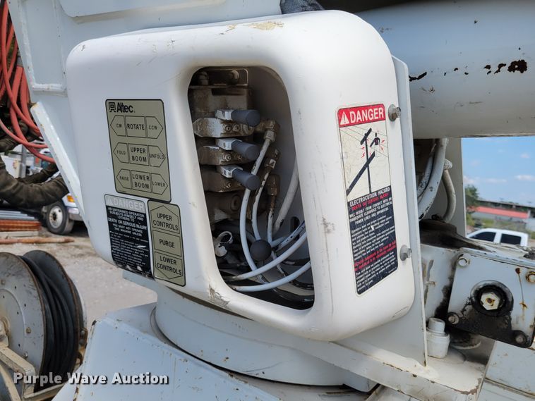 image for item JI9444 2001 Freightliner FL70  bucket truck